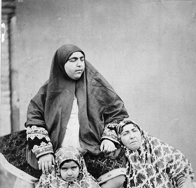 عکس‌های به جا مانده از عصمت‌الدوله (دختر ناصرالدین‌شاه) علاقۀ زیاد او به امتحان کردن ژست‌های مختلف را نشان می‌دهند؛ تا جایی که می‌شود به حق او را ملکۀ ژست گرفتن در دربار قاجار نامید!