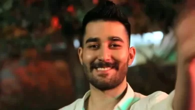 علی یاسینی برای تبلیغ کنسرتش در خیابانهای تهران بنر هایی تبلغیاتی را نصب کرده که نوشته روی آنها برای همه جالب توجه بوده است.