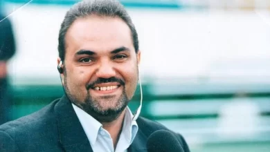 عکسی جالب و دیده نشده از جواد خیابانی یکی از مجریان سرشناس ورزشی در کنار دخترش بخاطر شباهت زیادشان باعث تعجب همه شد.
