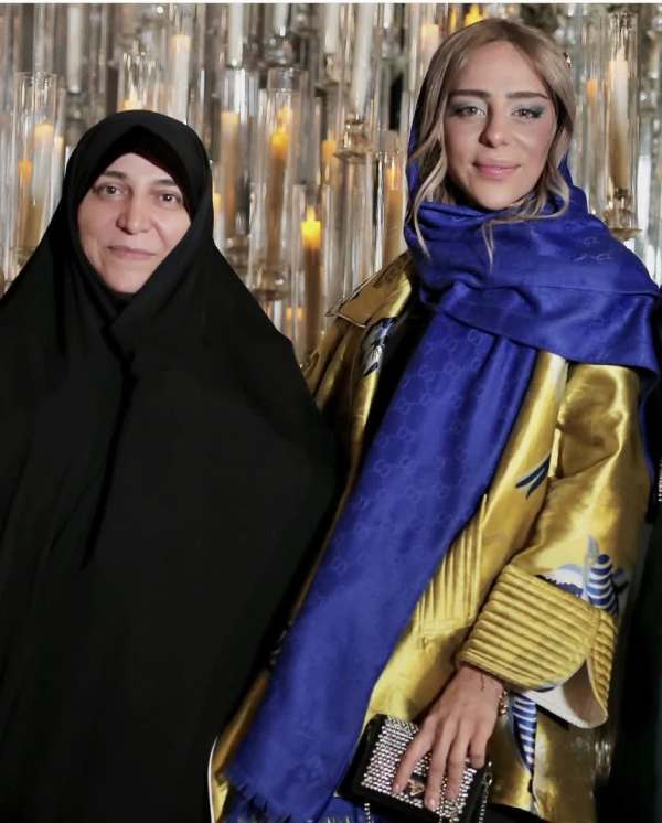 عکسی جالب و دیده نشده از خواهر و مادر محسن ابراهیم زاده خواننده پرطرفدار پاپ منتشر شد که پوش های مختلف آنها برای کاربران جالب به نظر رسید.