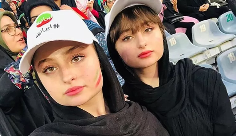 سارا و نیکا فرقانی که همیشه در اینستاگرام عکس های عجیبی از خود منتشر می کنند این بار تصویری را از خود با چهره های زنانه به اشتراک گذاشتند.