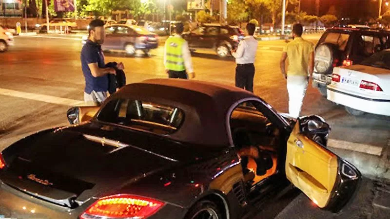بنری عجیب در اندرزگو؛ دور دور کردن در خیابان ممنوع! + عکس