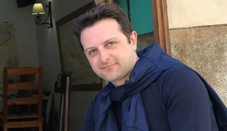 علی پهلوان خواننده گروه آریان در تازه ترین پست خود عکسی را در خخانه لوکس اروپایی اش منتشر کرد.