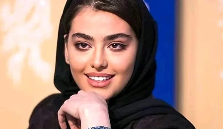 ریحانه پارسا بازیگر سابق سینما و تلویزیون یک استوری که حاوی تصویری از دوران کودکی خودش با لباس مدرسه است را منتشر کرد.