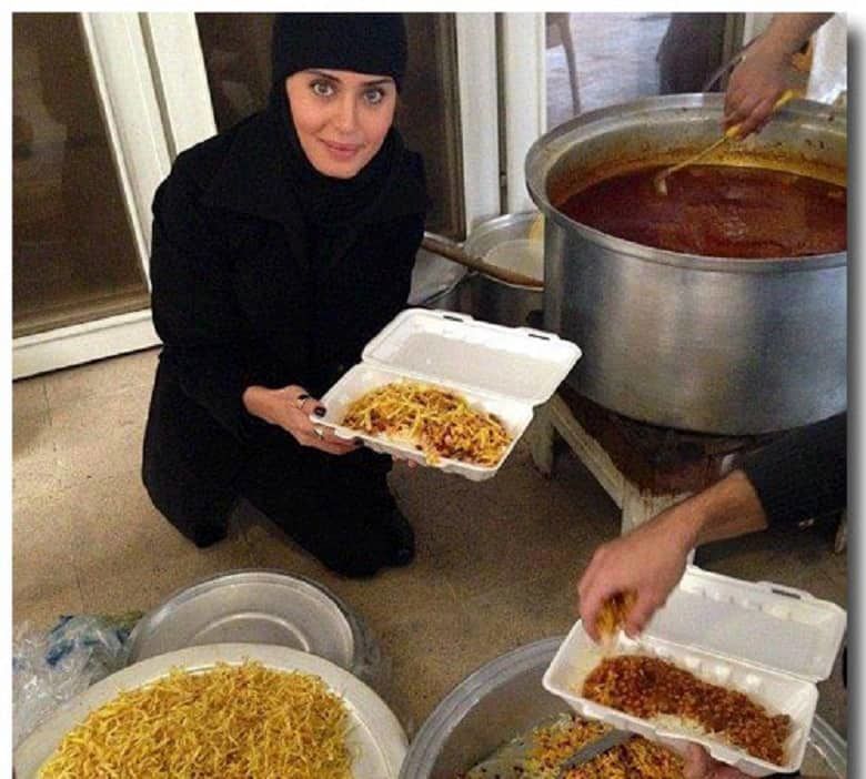 الناز شاکردوست در مراسم نذری امام حسین (ع) شرکت کرده است.