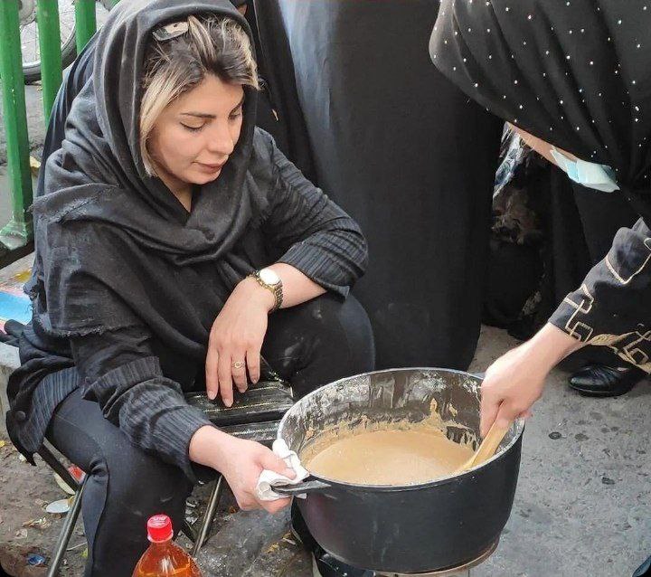استایل متفاوت دو خانم‌ در عزاداری بازار تهران 