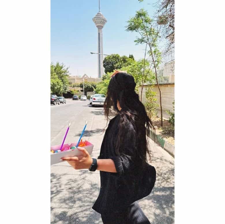 ترلان پروانه تولدش را به سادگی جشن گرفته است.