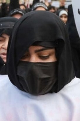 عکس جنجالی از آرایش غلیظ خانم کفن پوش در قم