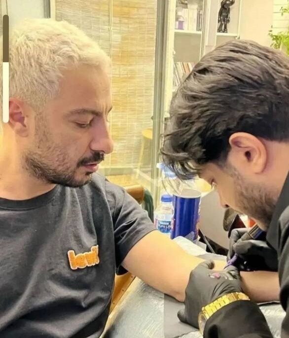 عکس| نوید محمدزاده در حال خالکوبی با موهایی بلوند
