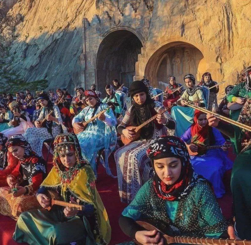 تصویر جالب از نوازندگی چند خانم در طاق بستان