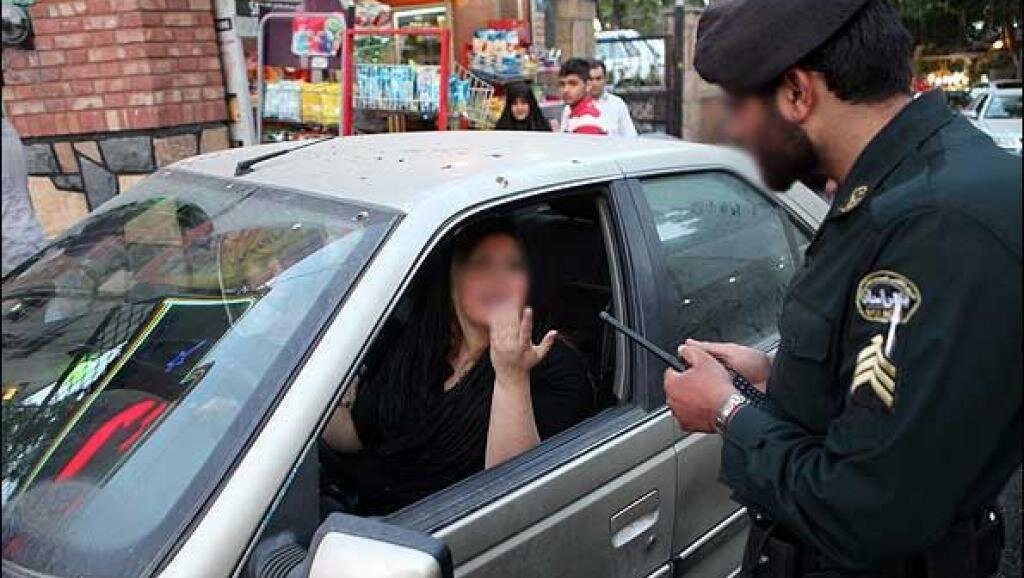 رفتار خبرساز چند مامور برای توقیف ماشین به دلیل حجاب!