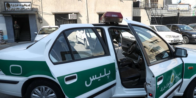 خانمی که جلوی کلانتری، مشکل حجاب را حل می‌کند