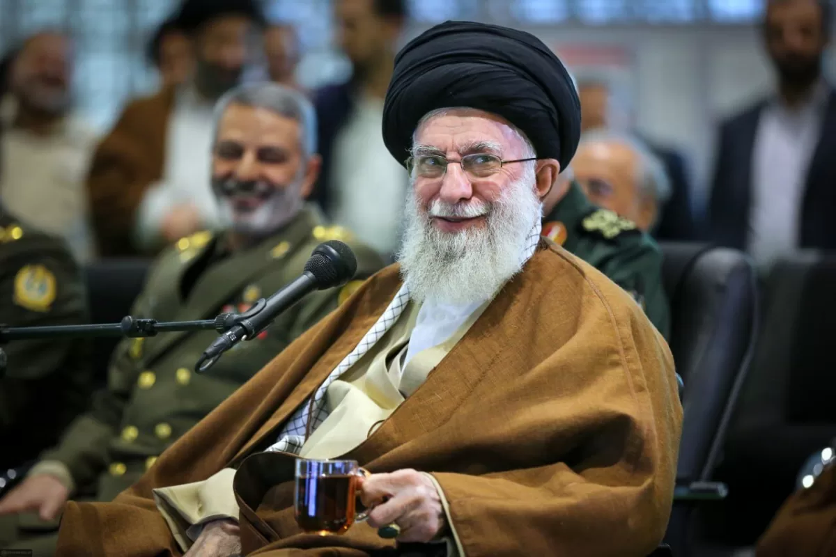 عکس متفاوت از رهبری در بازدید از دستاوردهای نظامی /یک لیوان چای، یک لبخند رضایت