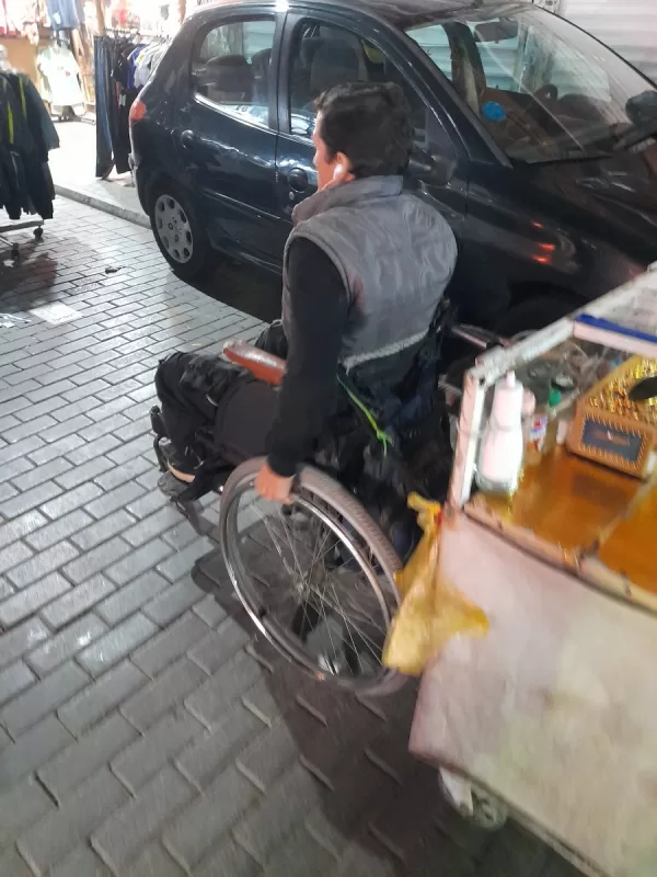 عکسی از یک مرد ویلچرنشینِ دستفروش که عُرضه همه را زیر سوال برد
