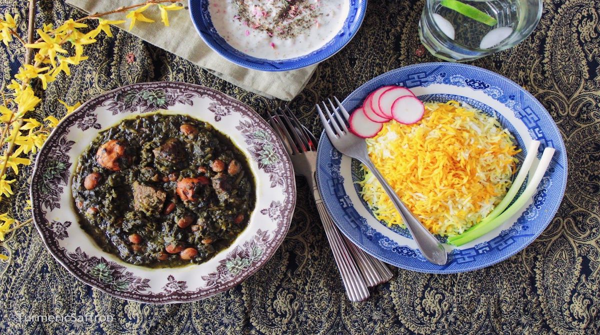 قرمه سبزی همراه با برنج زعفرانی و ماست و خیار