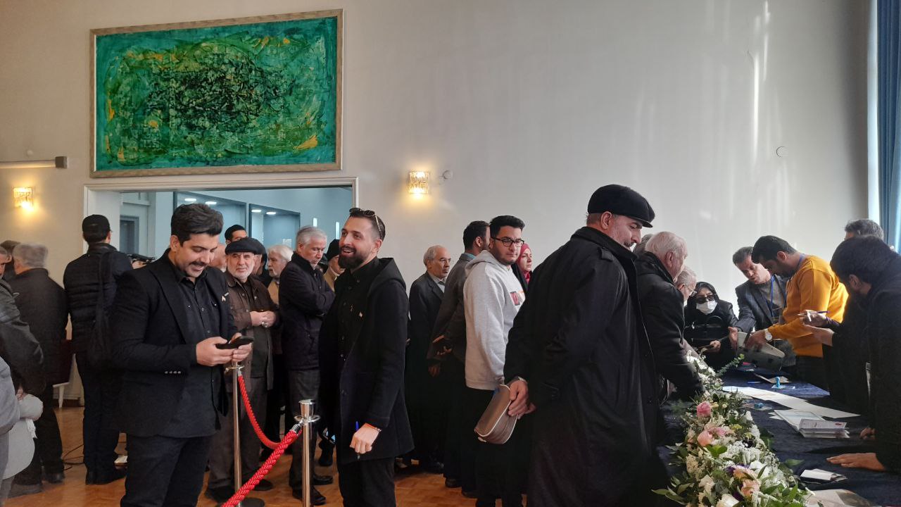 محسن افشانی و همسرش با تِم مشکی رای دادند