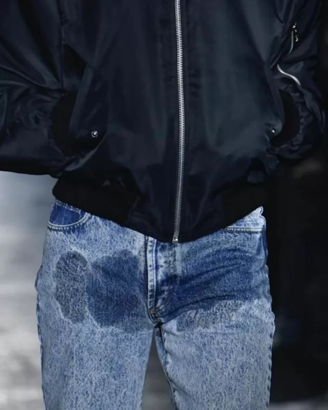 طراحی عجیب شلوار جین که انگار کسی که آن را پوشیده خودش را خیس کرده است