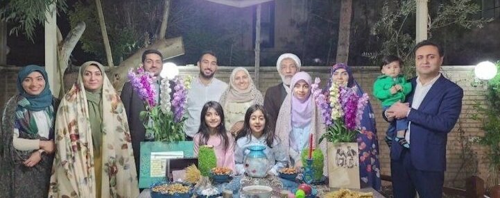 عکس خانوادگی مصطفی پورمحمدی در کنار همسر، دختران، نوه ها، پسر و دامادها